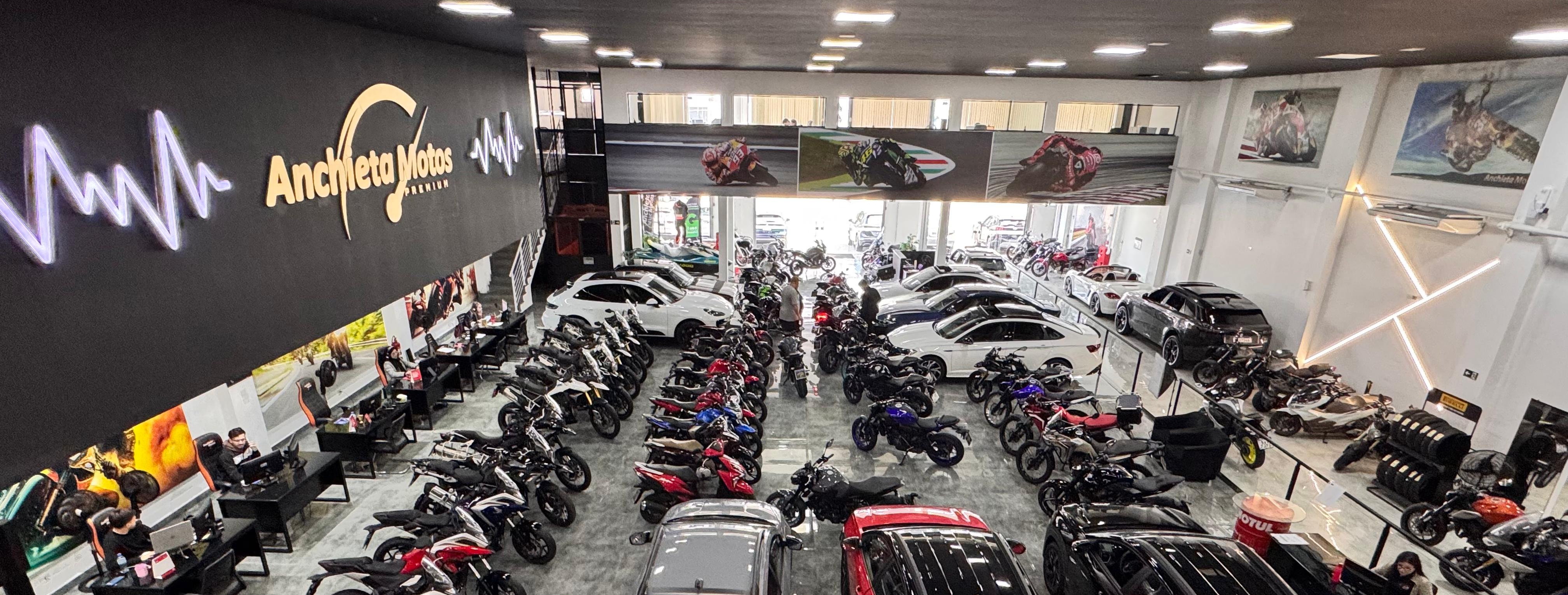 Showroom da loja com motos e veículos em exposição